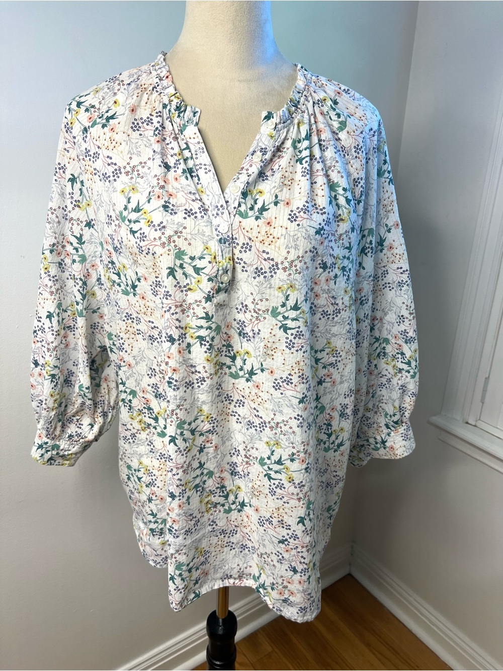 a.n.a Lightweight Floral Peasant Top - White with Green & Pink Accents SZ XL EUC